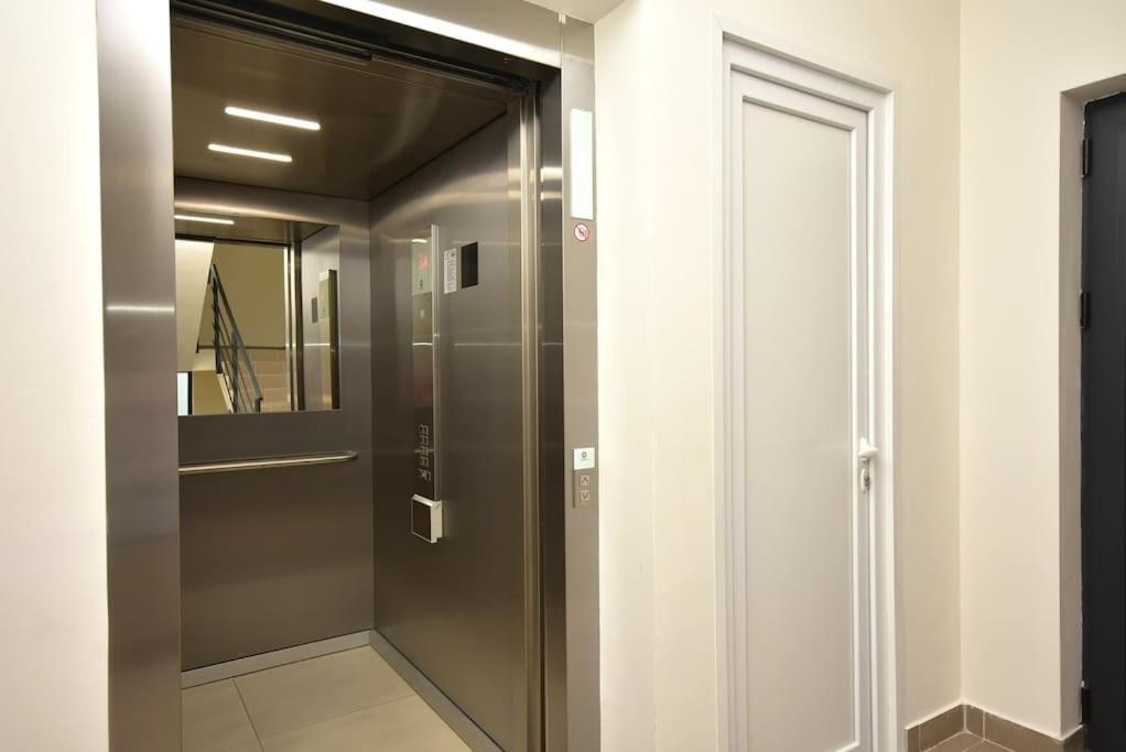 Brand New ! Seaside Apt With Poolview & Parking Budva Exteriör bild