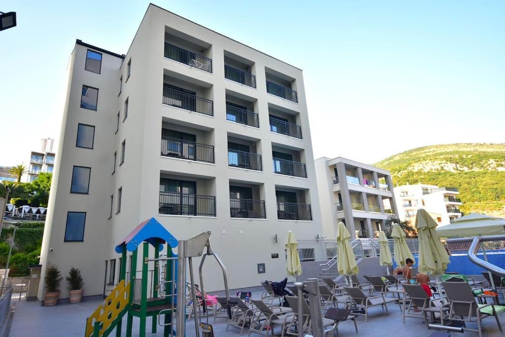 Brand New ! Seaside Apt With Poolview & Parking Budva Exteriör bild
